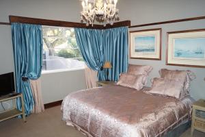 מיטה או מיטות בחדר ב-Westmoreland Lodge