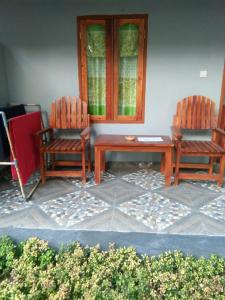 two chairs and a table in a room at Sawe Homestay in Kuta Lombok