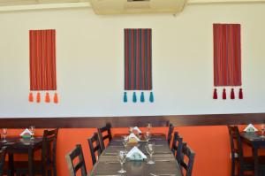 a dining room with a long table and chairs at Hotel La Posada del Viajero in Río Cuarto