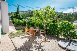 Vonkajšia záhrada v ubytovaní Apartmani Gelo