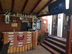 un bar en un edificio de ladrillo con escaleras que conducen a él en Mon Cheri, en Drobeta-Turnu Severin