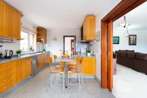 a kitchen with a table and chairs in a room at Maravillosa Villa de Lujo con Piscina Privada in Puerto de Santiago