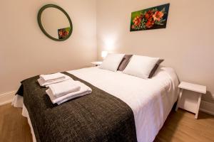 A bed or beds in a room at Casa do Tanque T2