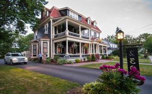 Gallery image of Carriage House Inn in Fredericton