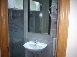 Koupelna v ubytování Hotel Corona de Castilla