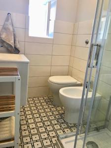 a bathroom with a toilet and a sink at Casa Marina in Scilla