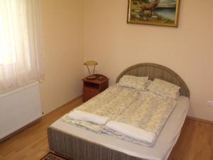 Un pat sau paturi într-o cameră la Agáta Apartman