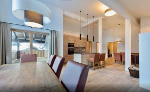 Kuchyňa alebo kuchynka v ubytovaní Kitzbuheler Alpen Penthouse Hollersbach