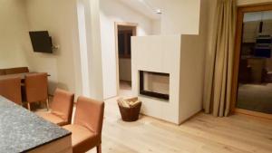 Televízia a/alebo spoločenská miestnosť v ubytovaní Kitzbuheler Alpen Penthouse Hollersbach
