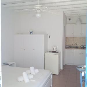A cozinha ou cozinha compacta de Chaniotis Studios