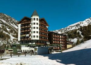 a large building on top of a snow covered mountain at Appartamenti Fronte Piste - Appartamentiflarida Foppolo in Foppolo