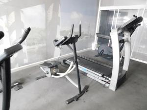 a room with a gym with a treadmill at Choco's Hotel in Villahermosa
