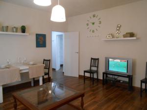 sala de estar con mesa y TV en Apartamento Centro Abad, en Granada