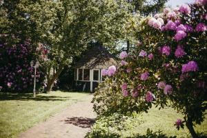 une maison avec un bouquet de fleurs devant elle dans l'établissement An der Kastanie, à Wiesmoor