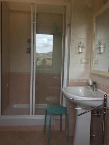 uma casa de banho com um lavatório, um chuveiro e um banco em B&B Sole Luna em Perugia