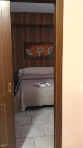 ein Schlafzimmer mit einem Bett mit zwei Schuhen drauf in der Unterkunft Hotel Sirio in Reggio di Calabria