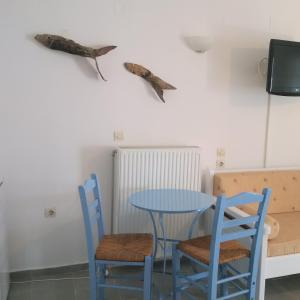 Uma TV ou centro de entretenimento em Chaniotis Studios