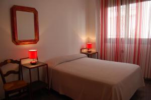 ラメトリャ・デ・マールにあるVistas al marのベッドルーム1室(ベッド1台、鏡、窓付)