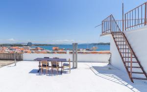 a table and chairs on the roof of a house at Sobe Mateša in Vodice