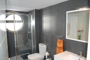 ラメトリャ・デ・マールにあるVistas al marのバスルーム(トイレ、洗面台、鏡付)