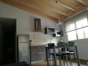 Apartamentos La Encina tesisinde mutfak veya mini mutfak