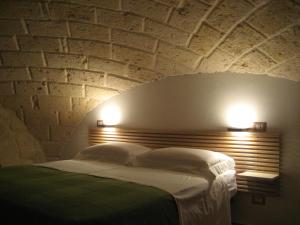 een slaapkamer met een bed met twee verlichting bij Antico Molino in Trani