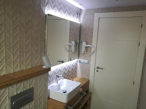 Koupelna v ubytování Apartamentos La Encina + 14 fotografií