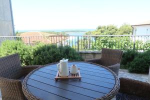 une table bleue avec deux bougies en haut dans l'établissement Apartments Maras, à Primošten