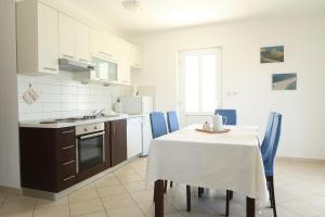 Kuchyň nebo kuchyňský kout v ubytování Apartments Maras