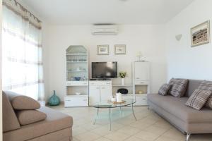 TV a/nebo společenská místnost v ubytování Apartments Maras
