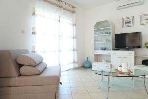 TV a/nebo společenská místnost v ubytování Apartments Maras