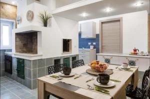 kuchnia ze stołem i miską owoców w obiekcie Beach Home w mieście Agnone Bagni