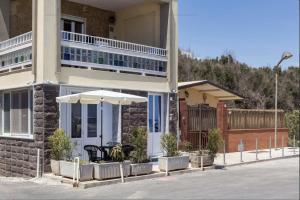budynek ze stołem i parasolem w obiekcie Beach Home w mieście Agnone Bagni