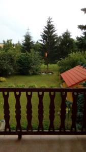 a balcony with a view of a yard at Rózsakert Vendégház in Romhány