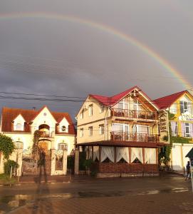 un arco iris en el cielo sobre una casa en Racu en Comrat