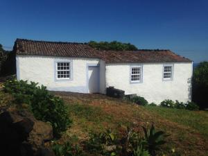 a white house sitting on top of a hill at Casa do Alto in Santana