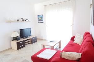 TV a/nebo společenská místnost v ubytování Apartments Maras