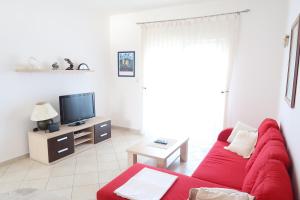 TV a/nebo společenská místnost v ubytování Apartments Maras