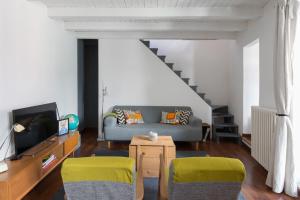 Casa Rina في كانوبيو: غرفة معيشة مع أريكة وتلفزيون