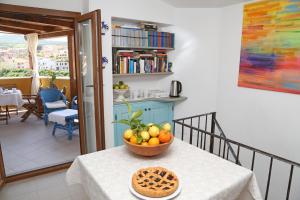 a bowl of fruit on a table in a room at B&B Il Tramonto in Castelsardo