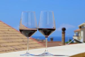 two glasses of red wine sitting on a ledge at B&B Il Tramonto in Castelsardo