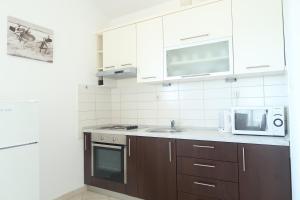 Kuchyň nebo kuchyňský kout v ubytování Apartments Maras