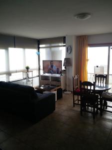 salon z kanapą i stołem w obiekcie Edificio Rosa de los Vientos apartamento 71 w mieście Mijas +29 zdjęć