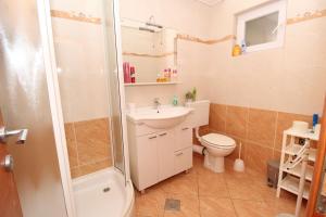 Koupelna v ubytování Apartments Danijela