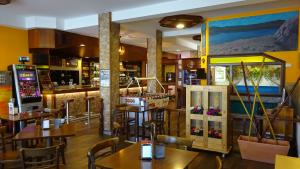 ein Restaurant mit Tischen und Stühlen und eine Bar in der Unterkunft Hotel A Marisqueira I Aeropuerto A Coruña in Oleiros