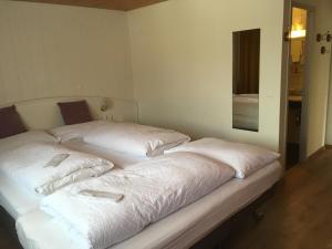 Postel nebo postele na pokoji v ubytování Hotel Garni Rösslipost