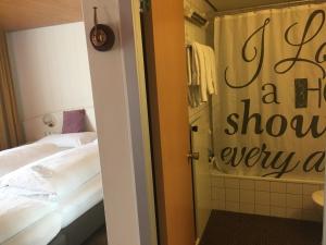 Postel nebo postele na pokoji v ubytování Hotel Garni Rösslipost