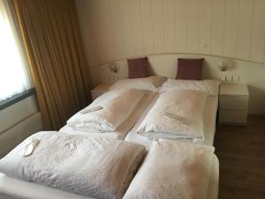 Postel nebo postele na pokoji v ubytování Hotel Garni Rösslipost