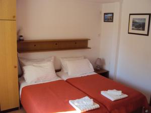 una camera da letto con un letto e due asciugamani di Apartment Lemon a Dubrovnik