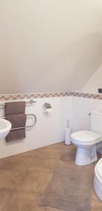 A bathroom at Namelis Nidoje
